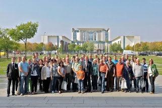 Gruppenbild mit dem Kanzleramt im Hintergrund